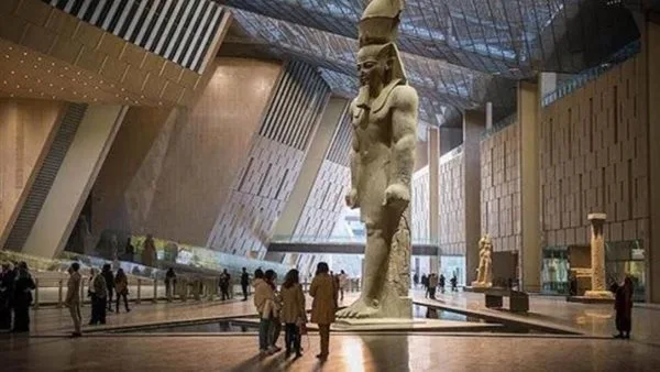 سفير مصر في ألمانيا يزور معرض المتحف المصري الكبير في برلين سفير مصر في ألمانيا يزور معرض المتحف المصري الكبير في برلين