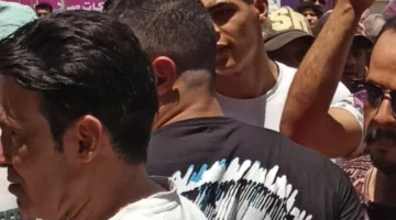 سقوط وبكاء صادم لـ«سعد الصغير» خلال مراسم جنازة المغني الشعبي أحمد عامر