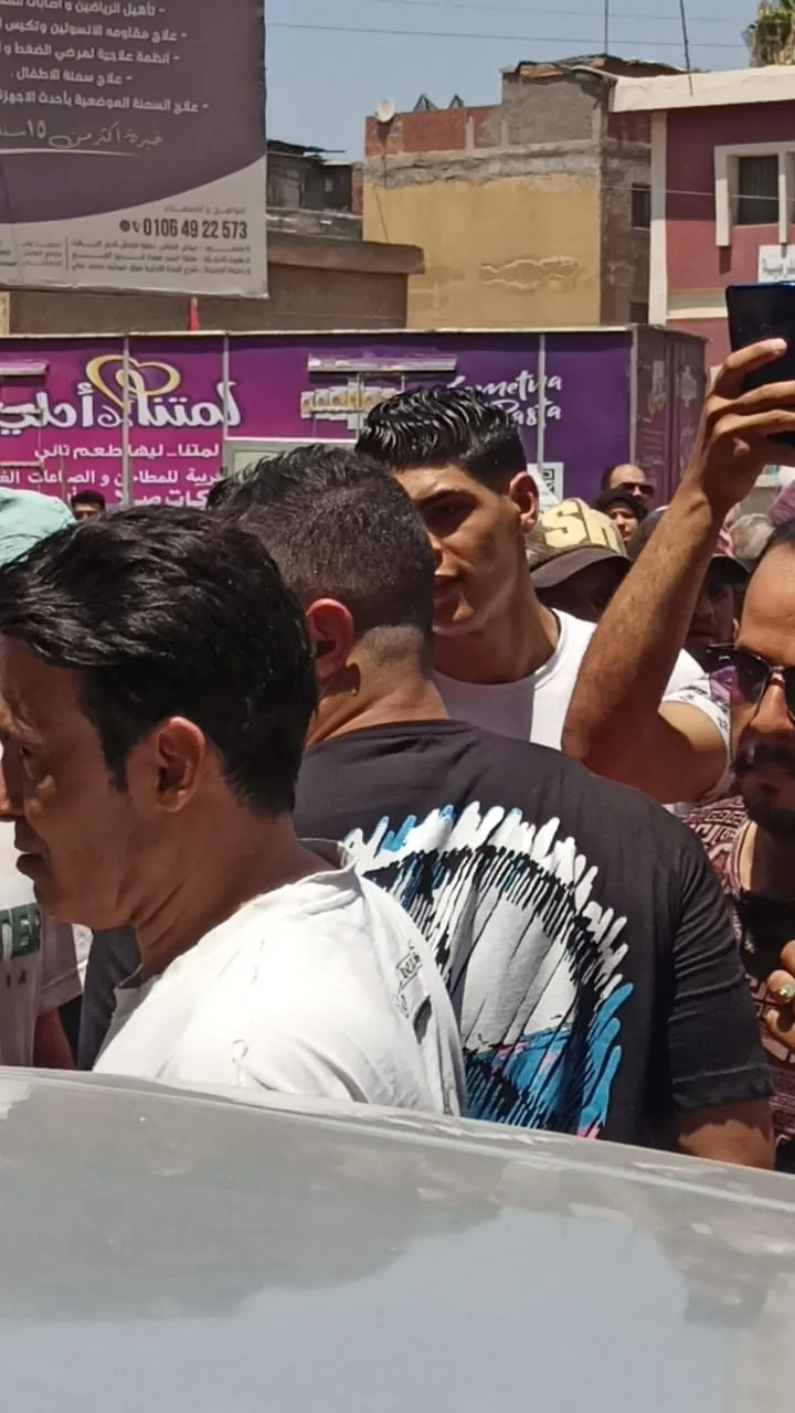 سقوط وبكاء صادم لـ«سعد الصغير» خلال مراسم جنازة المغني الشعبي أحمد عامر سقوط وبكاء صادم لـ«سعد الصغير» خلال مراسم جنازة المغني الشعبي أحمد عامر