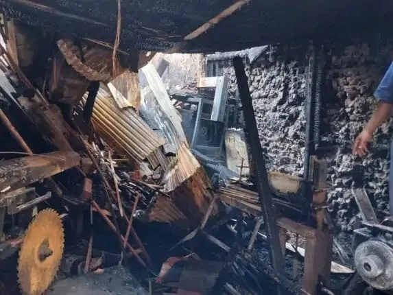 سكان قرية شما يتبرعون لمساعدة المتضررين من حريق في ورشة نجارة بالمنوفية
