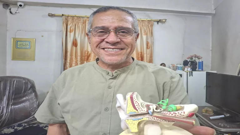 سماعات سرية في آذان 16 طالبًا بالثانوية في أسيوط.. طبيب يكشف التفاصيل (فيديو)
