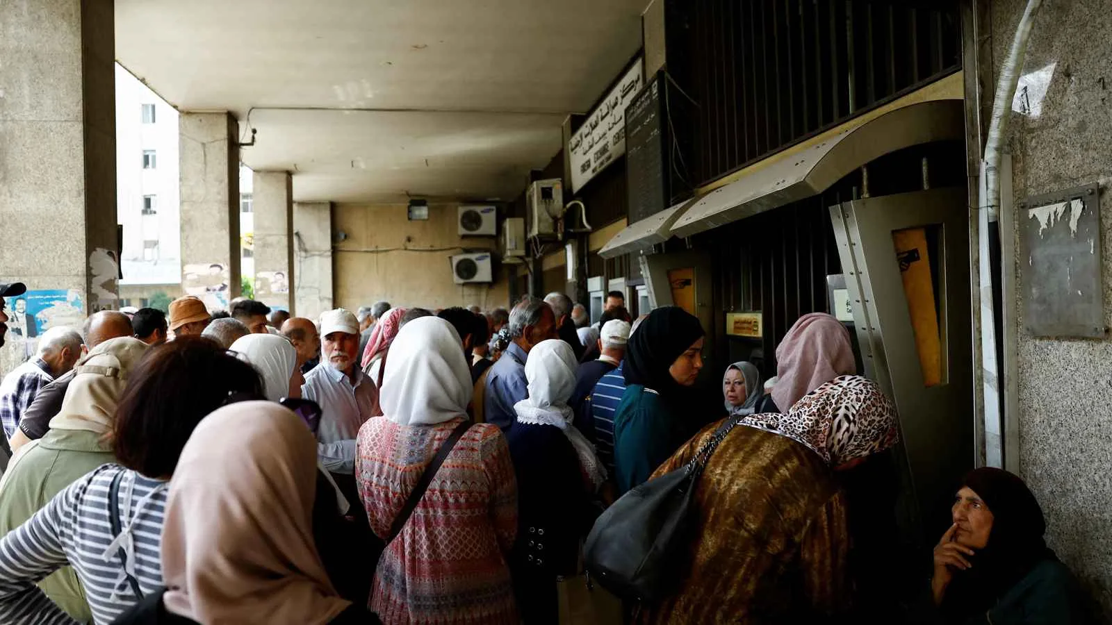 سوريا تعتمد تعليمات جديدة لزيادة رواتب الموظفين بنسبة 200% سوريا تعتمد تعليمات جديدة لزيادة رواتب الموظفين بنسبة 200%