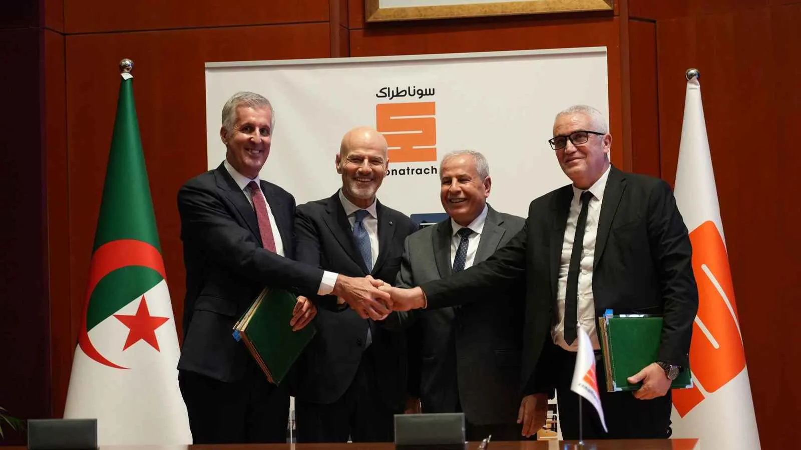 «سوناطراك» و«إيني» تبرمان عقداً لمشاركة إنتاج الغاز بقيمة 1.4 مليار دولار «سوناطراك» و«إيني» تبرمان عقداً لمشاركة إنتاج الغاز بقيمة 1.4 مليار دولار