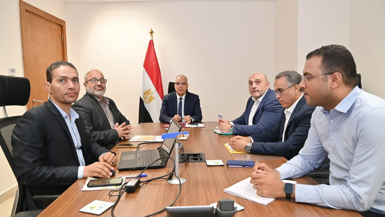 سويلم يرصد جهود حماية الشواطئ المصرية ويستعد لعقد اجتماع اللجنة العليا لإصدار تراخيص الشواطئ.