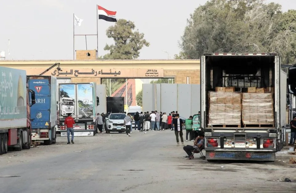 شاحنات الإغاثة تنطلق من مصر نحو غزة شاحنات الإغاثة تنطلق من مصر نحو غزة