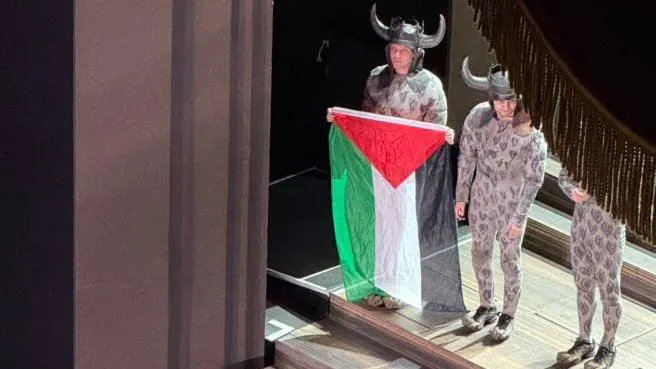 شجار في دار الأوبرا الملكية بلندن بسبب علم فلسطين