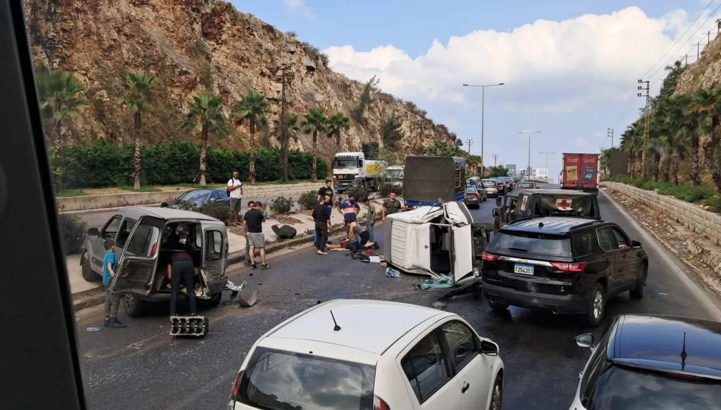شخص متأثر بحادث مروري مروع على أوتوستراد طبرجا (صور) شخص متأثر بحادث مروري مروع على أوتوستراد طبرجا (صور)