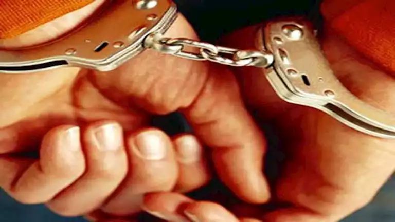شخص يُعد بوظائف مهمة يُلقى القبض عليه لإدارته مؤسسة تعليمية غير مرخصة في مدينة نصر. شخص يُعد بوظائف مهمة يُلقى القبض عليه لإدارته مؤسسة تعليمية غير مرخصة في مدينة نصر.