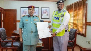شرطة عجمان تشيد بجهود ضابط في تعزيز سعادة الجمهور.