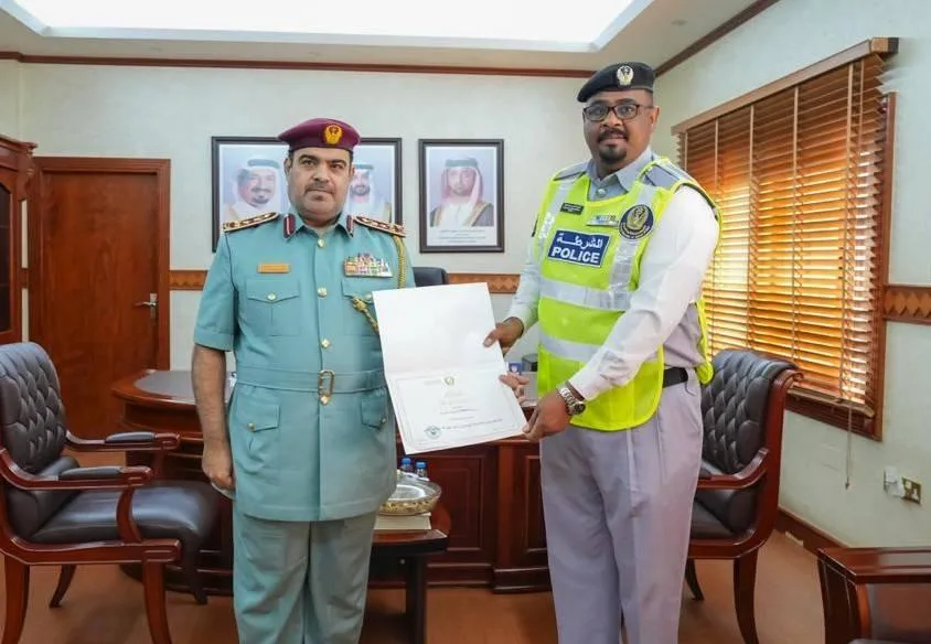 شرطة عجمان تشيد بجهود ضابط في تعزيز سعادة الجمهور. شرطة عجمان تشيد بجهود ضابط في تعزيز سعادة الجمهور.