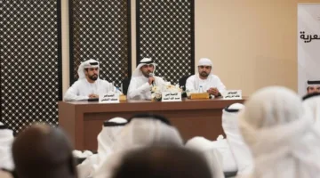 شعراء يقرّؤون قصائدهم في حفلة أدبية بخورفكان