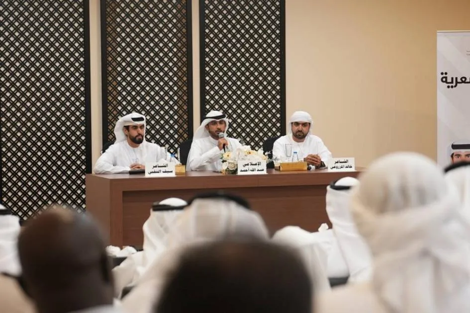شعراء يقرّؤون قصائدهم في حفلة أدبية بخورفكان شعراء يقرّؤون قصائدهم في حفلة أدبية بخورفكان