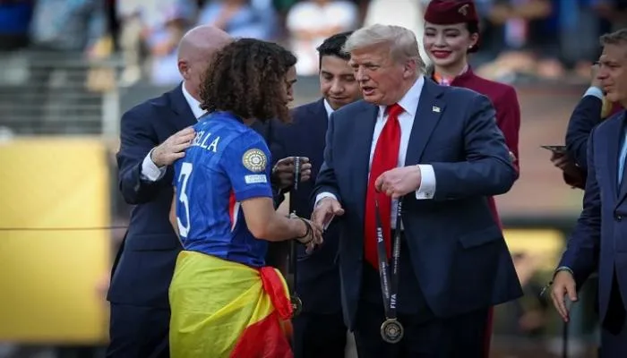 «شعرت بالخوف».. كوكوريلا يكشف تفاصيل تتويج تشيلسي مع ترامب «شعرت بالخوف».. كوكوريلا يكشف تفاصيل تتويج تشيلسي مع ترامب