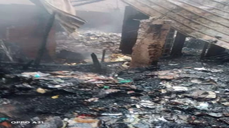 شموخ الفرح يتحول إلى مخزن كرتون في رماد.. اكتشف الصور الأولى للحريق شموخ الفرح يتحول إلى مخزن كرتون في رماد.. اكتشف الصور الأولى للحريق
