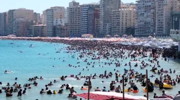شواطئ الإسكندرية تكتظ بالزوار خلال عطلة نهاية الأسبوع بنسبة إشغال 100%