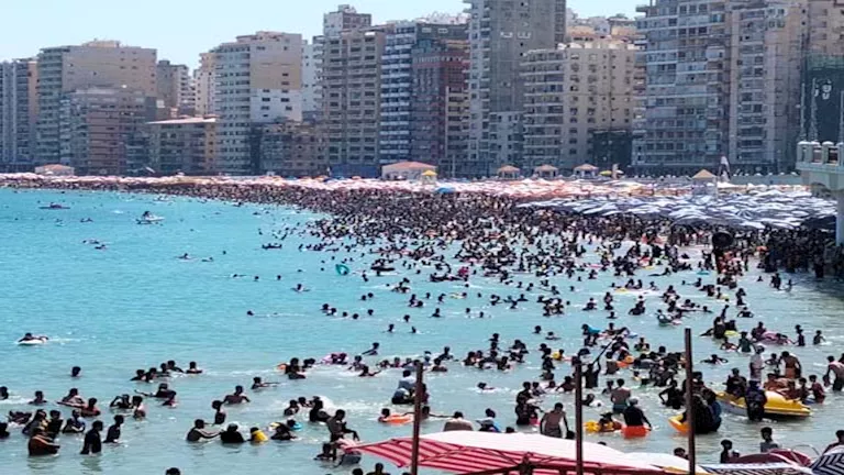 شواطئ الإسكندرية تكتظ بالزوار خلال عطلة نهاية الأسبوع بنسبة إشغال 100% شواطئ الإسكندرية تكتظ بالزوار خلال عطلة نهاية الأسبوع بنسبة إشغال 100%