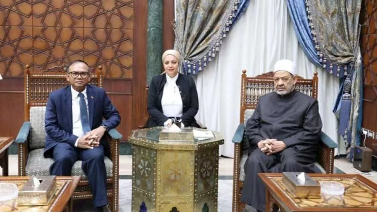 شيخ الأزهر يلتقي سفير كمبوديا لبحث سبل تعزيز التعاون الأكاديمي شيخ الأزهر يلتقي سفير كمبوديا لبحث سبل تعزيز التعاون الأكاديمي