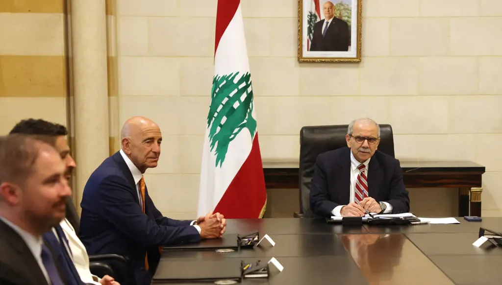 رئيس الحكومة نواف سلام مستقبلاً توم برّاك.