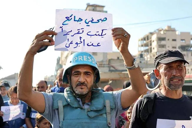 صحفيو «فرانس برس»: «إذا لم يتدخلوا بسرعة، سيفقد العالم آخر الصحفيين في غزة» صحفيو «فرانس برس»: «إذا لم يتدخلوا بسرعة، سيفقد العالم آخر الصحفيين في غزة»