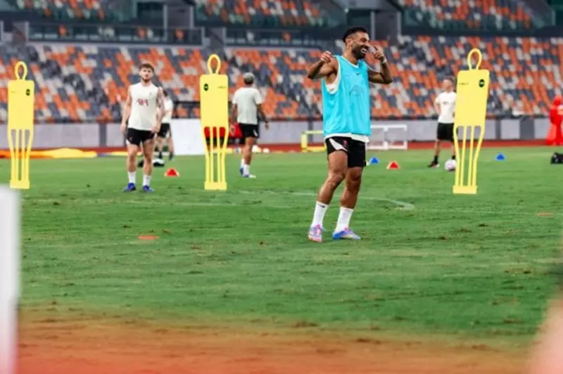 صلاح يُظهر قوته وتجربة مع الأساطير.. ليفربول يواصل تدريباته في هونغ كونغ (صور) صلاح يُظهر قوته وتجربة مع الأساطير.. ليفربول يواصل تدريباته في هونغ كونغ (صور)