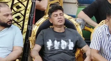 صور: انهيار شقيق الفنان أحمد عامر خلال مراسم العزاء مع حضور نجوم الأغنية الشهيرين