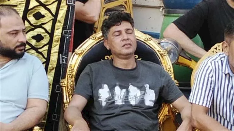 صور: انهيار شقيق الفنان أحمد عامر خلال مراسم العزاء مع حضور نجوم الأغنية الشهيرين صور: انهيار شقيق الفنان أحمد عامر خلال مراسم العزاء مع حضور نجوم الأغنية الشهيرين