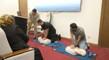 صور: تدريب موظفي وزارة الداخلية على كيفية استخدام أجهزة الإنعاش (AED)
