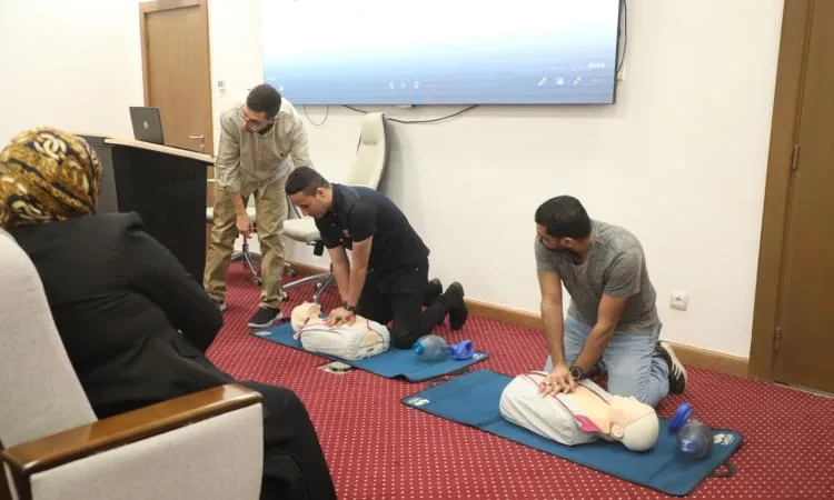 صور: تدريب موظفي وزارة الداخلية على كيفية استخدام أجهزة الإنعاش (AED)