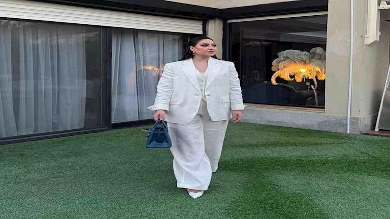 صور جديدة لبوسي في جلسة تصوير أمام المسبح