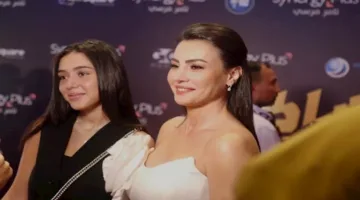 صور: دينا فؤاد وابنتها في العرض الأول لفيلم “الشاطر”