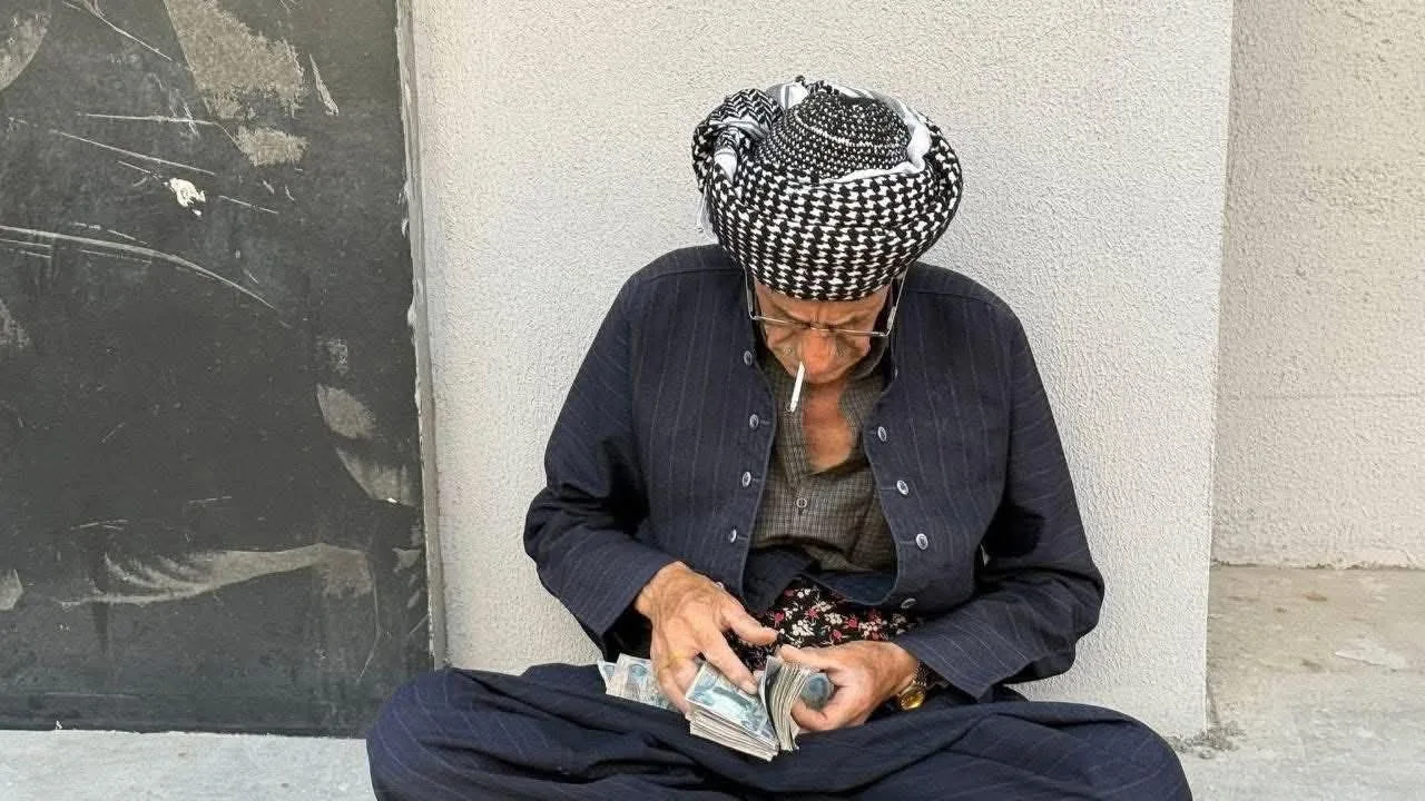 صور: موظفو ومتقاعدو الإقليم أثناء استلامهم للرواتب صور: موظفو ومتقاعدو الإقليم أثناء استلامهم للرواتب