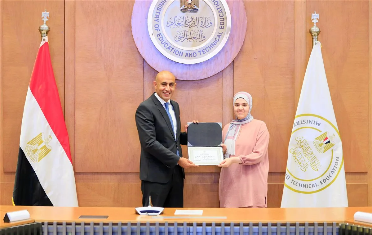 صور: وزير التعليم يهنئ أوائل خريجي الثانوية العامة 2025