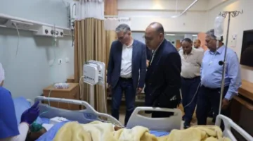 صور: وزيران للنفط والعمل يتفقدان الناجين من حادث بارجة في خليج السويس