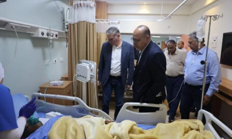 صور: وزيران للنفط والعمل يتفقدان الناجين من حادث بارجة في خليج السويس صور: وزيران للنفط والعمل يتفقدان الناجين من حادث بارجة في خليج السويس
