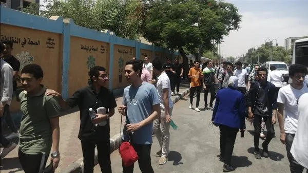 طلاب الثانوية العامة بنظام قديم يتجهون إلى لجان امتحانات الجيولوجيا والجبر وعلم النفس طلاب الثانوية العامة بنظام قديم يتجهون إلى لجان امتحانات الجيولوجيا والجبر وعلم النفس