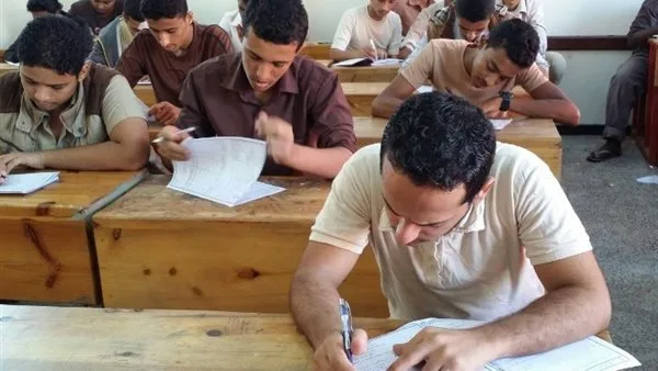 طلاب الثانوية العامة يستعدون لامتحان الكيمياء للفرع العلمي والجغرافيا للفرع الأدبي اليوم. طلاب الثانوية العامة يستعدون لامتحان الكيمياء للفرع العلمي والجغرافيا للفرع الأدبي اليوم.