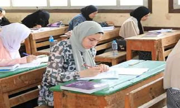 طلاب المرحلة الثانوية يتوجهون إلى مراكز امتحانات الجيولوجيا والجبر وعلم النفس. طلاب المرحلة الثانوية يتوجهون إلى مراكز امتحانات الجيولوجيا والجبر وعلم النفس.