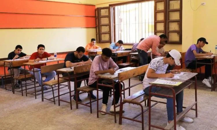 طلاب المرحلة الثانوية يختبرون اليوم في مواد الأحياء والرياضيات والإحصاء.