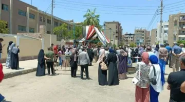 اختلاف وجهات نظر الطلاب بشأن امتحان الكيمياء في القليوبية.. وطلاب الشعبة الأدبية يتحدثون عن الجغرافيا: نشكر الله كانت سهلة