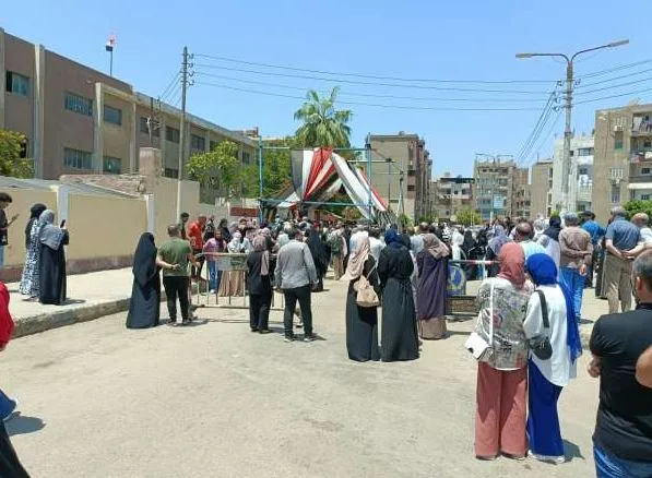 اختلاف وجهات نظر الطلاب بشأن امتحان الكيمياء في القليوبية.. وطلاب الشعبة الأدبية يتحدثون عن الجغرافيا: نشكر الله كانت سهلة اختلاف وجهات نظر الطلاب بشأن امتحان الكيمياء في القليوبية.. وطلاب الشعبة الأدبية يتحدثون عن الجغرافيا: نشكر الله كانت سهلة