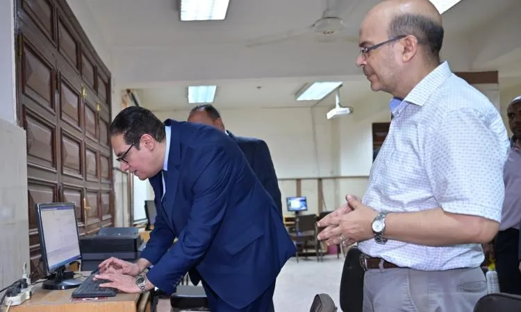 عبدالصادق يراقب تجهيز مراكز التنسيق الإلكتروني لاستقبال طلاب الثانوية العامة.