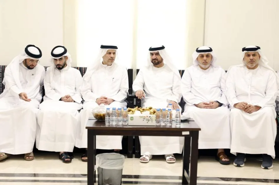 عبدالله بن سالم والشيوخ يقدمون التعازي في وفاة فاطمة السبوسي