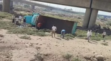 عبرت السور الحديدي.. انقلاب شاحنة من أعلى الطريق الدائري الإقليمي بالعياط