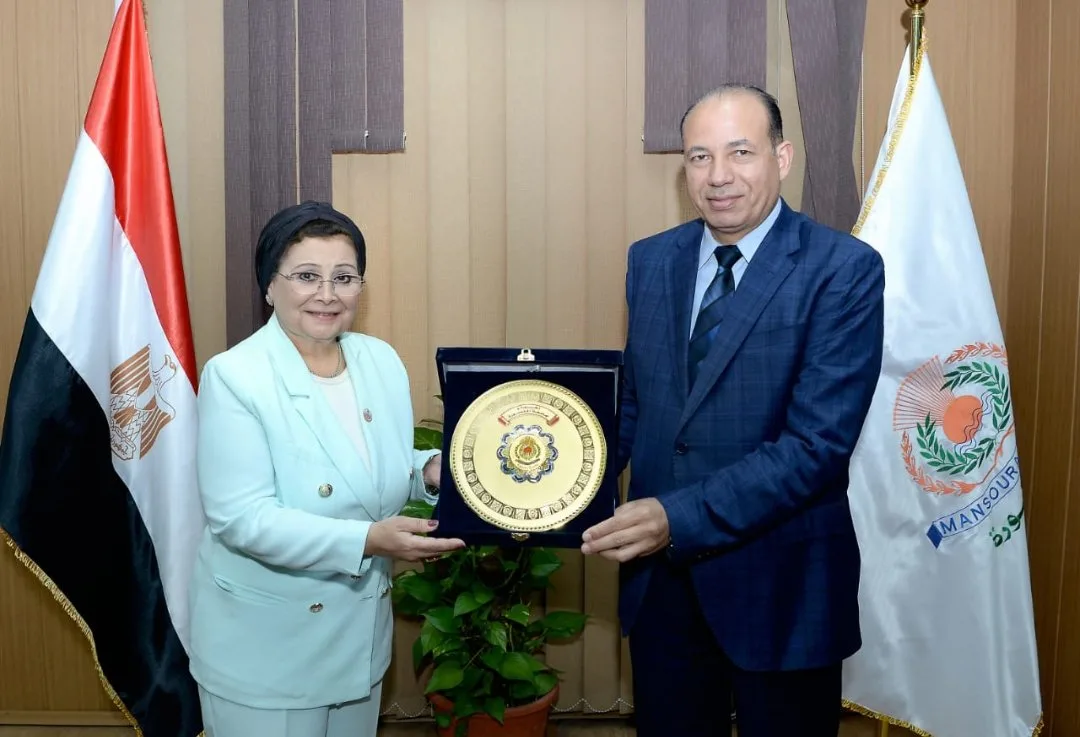عبلة الألفى تستعرض سبل تعزيز التعاون مع جامعة المنصورة لتنفيذ خطة عاجلة للسكان والتنمية