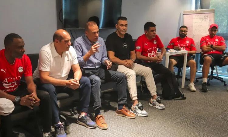 عزام ونبيل والحضري يلتقون بلاعبي المنتخب الوطني تحت سن 17 عاماً