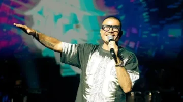 عمرو دياب يعتلي المسرح في جدة بحفل كبير ويفاجئ الحضور بتقديم أغاني من ألبومه “ابتدينا”