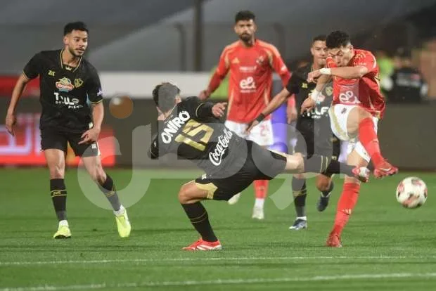 عنوان: “الأهلي يتخذ قراراً يُفرح الزمالك ويصدم بيراميدز في سحب لقب الدوري”