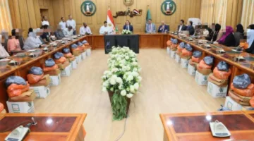 محافظ المنوفية يقدّم مساعدات مالية وعينية لـ 50 حالة إنسانية.