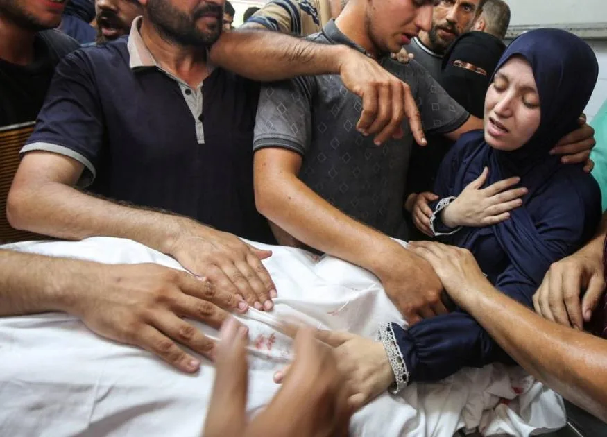 غارة إسرائيلية تودي بحياة مدير مستشفى وعائلته في غزة غارة إسرائيلية تودي بحياة مدير مستشفى وعائلته في غزة