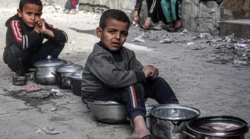 غذاء أمام العدسة وجوع خلف الكاميرا.. أطفال غزة يعيشون بين التظاهر والواقع المؤلم (فيديو)